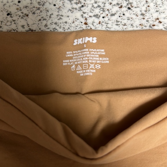 SKIMS FITS EVERYBODY BANDEAU in Ochre Size Small
Never worn - Picture 4 of 4